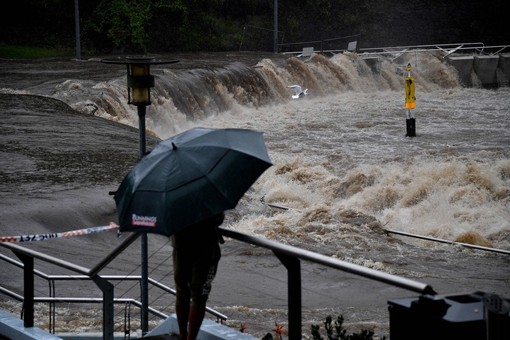  Rio Parramatta transborda durante a forte chuva em Sydney, na Austrália. — Foto: Saeed KHAN / AFP 