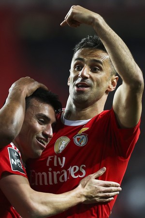 Jonas comemora gol Benfica com Gaitán (Foto: EFE/JOSE SENA GOULAO)