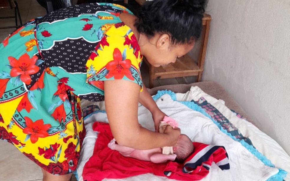 Moradora amamentou bebê abandonado e cuidou dele até chegada dos Bombeiros — Foto: Reprodução/TV Anhanguera