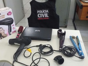 Materiais eletrônicos também foram encontrados com o autor (Foto: Polícia Civil/Divulgação)