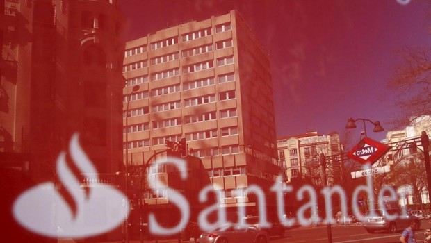 Reflexo dos prédios na fachada da agência do banco Santander em Madri (Foto: Juan Medina/Reuters)