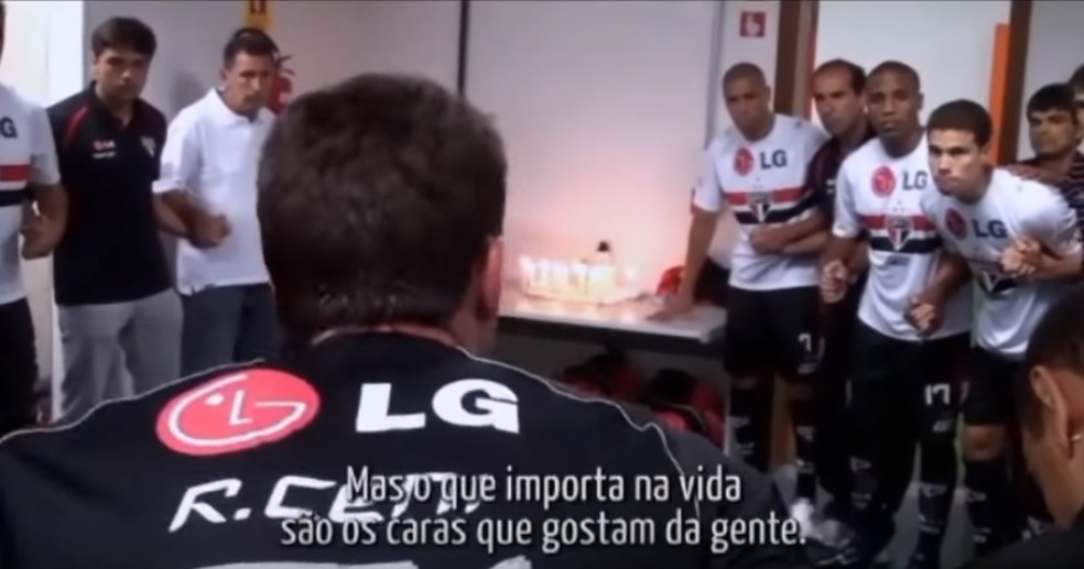 Rogério Ceni dá preleção no vestiário do São Paulo no jogo do hexa de 2008, e Hernanes acompanha atento — Foto: Reprodução