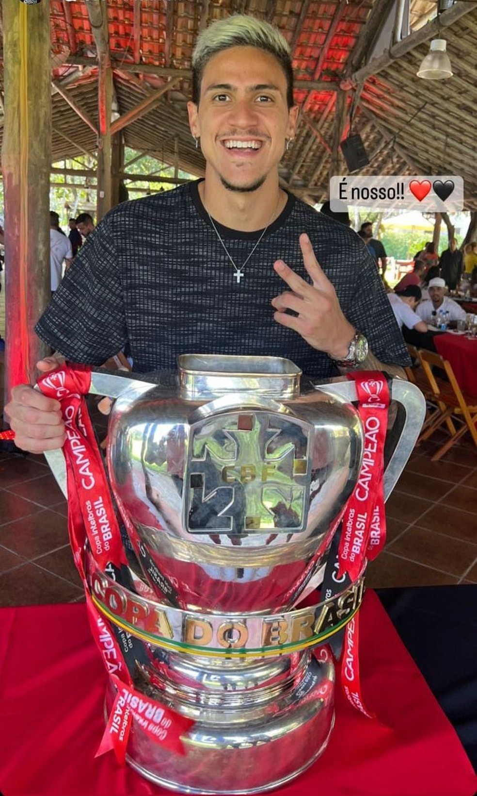 Pedro com a ta&ccedil;a da Copa do Brasil na comemora&ccedil;&atilde;o do Flamengo &mdash; Foto: Reprodu&ccedil;&atilde;o