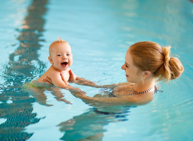 O bebê pode se beneficiar muito da aula de natação (Foto: Thinkstock)