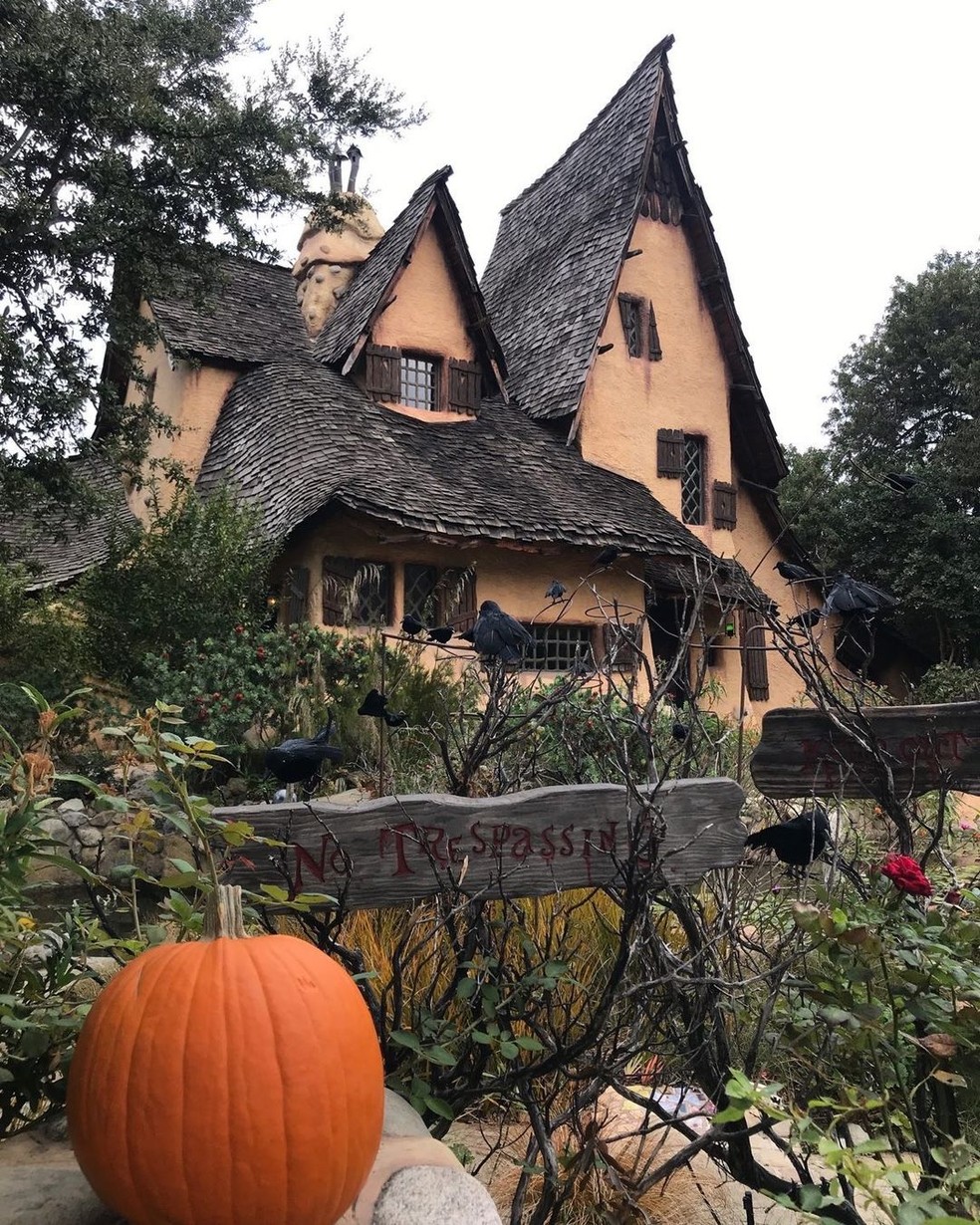 Spadena House, em Beverly Hills, tem a "casa da bruxa" &mdash; Foto: Reprodu&ccedil;&atilde;o/Instagram @victoriabrynner/