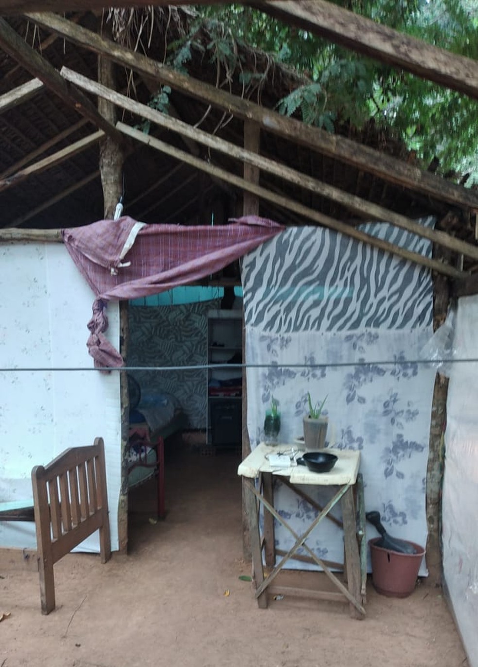Sem casa, família improvisou um barraco na parte de trás de uma igreja para ficar com os filhos — Foto: Arquivo pessoal