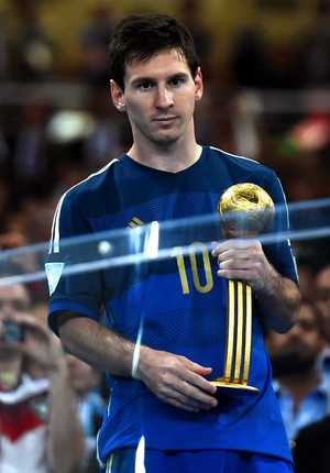 No Maracanã, Messi exibe a Bola de Ouro da Copa do Mundo de 2014 (Foto: Getty Images)