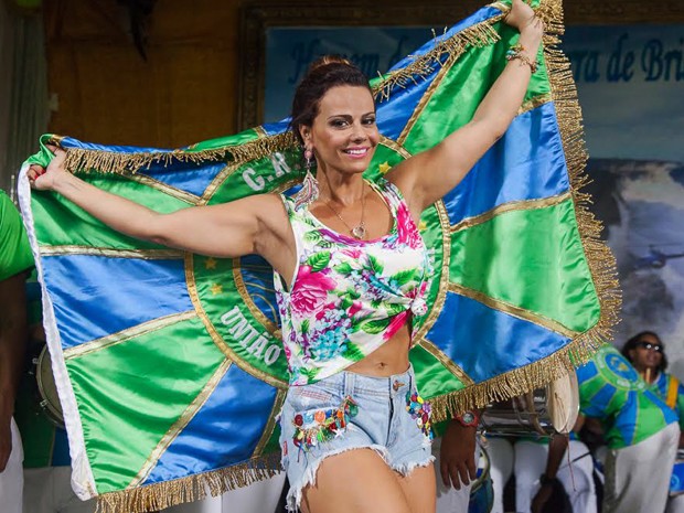 Viviane faz pose com a bandeira da União de Santa Teresa (Foto: Artur Meninea/ Gshow)