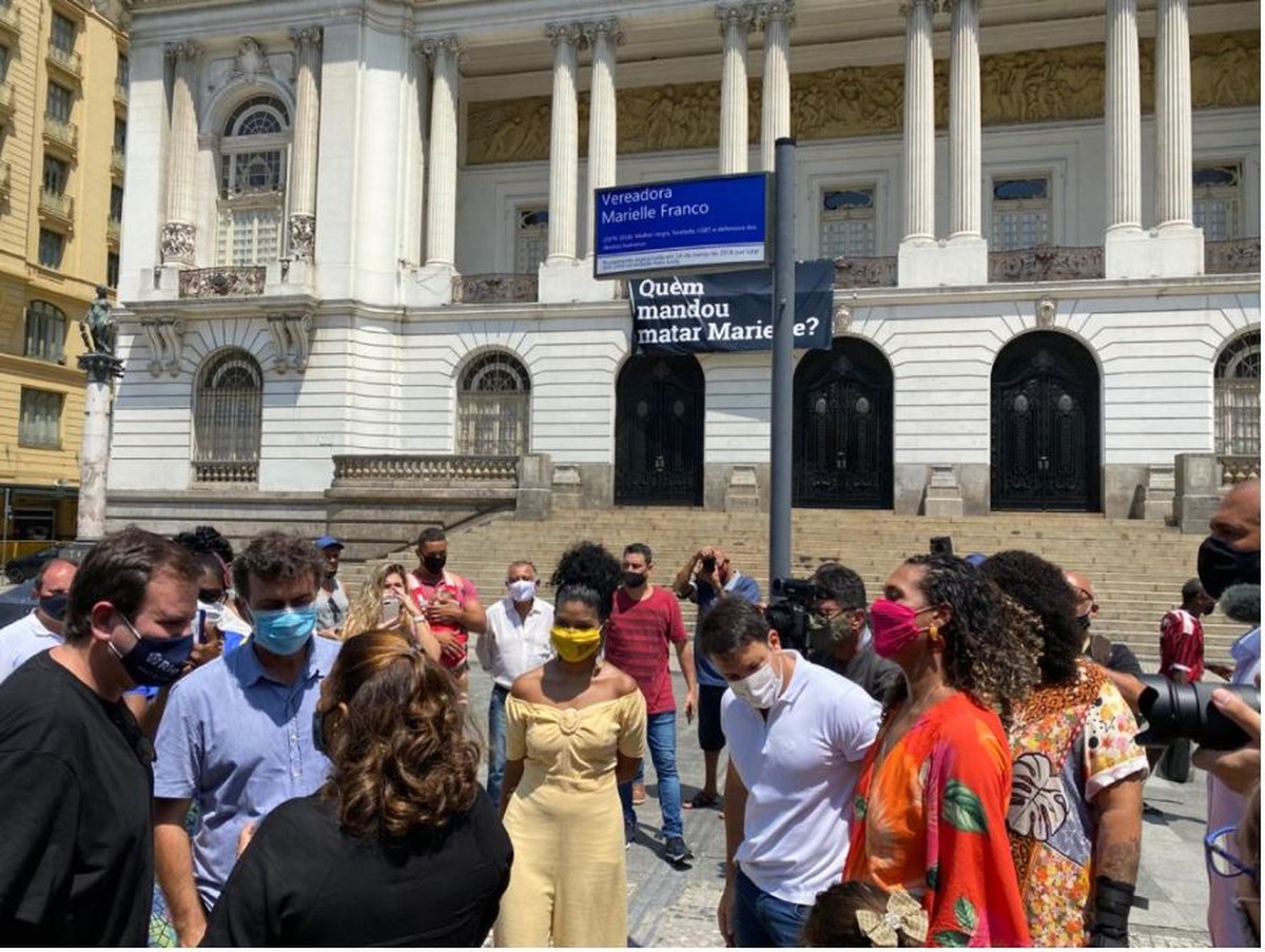 Placa em homenagem a Marielle Franco é inaugurada em frente à Câmara de Vereadores do Rio