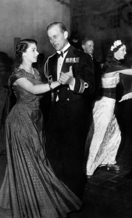 Elizabeth e Philip dançam samba durante um baile organizado pela Marinha Real em 1950, em La Valette — Foto: AFP