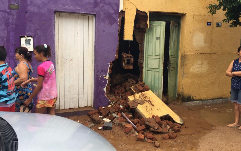 Desabamento parcial em uma casa em Coronel João Sá, na manhã desta sexta-feira (12). — Foto: Alan Tiago/G1