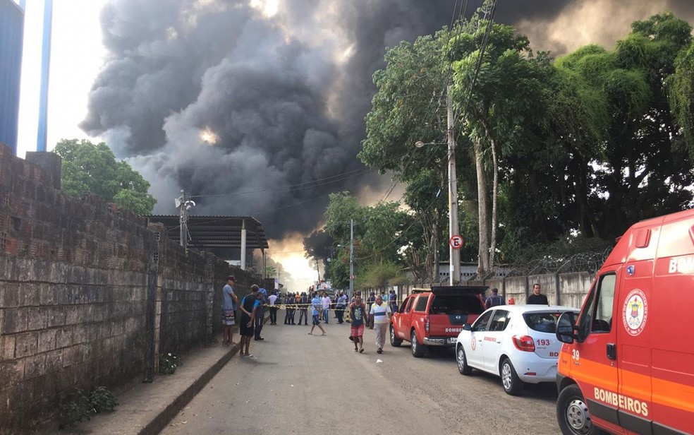 Rua onde fica a fábrica que pegou fogo em Salvador. — Foto: Phael Fernandes/G1