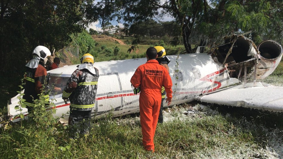 Aeronave se acidenta no Aeroporto da Pampulha, em BH. — Foto: CBMMG / Divulgação