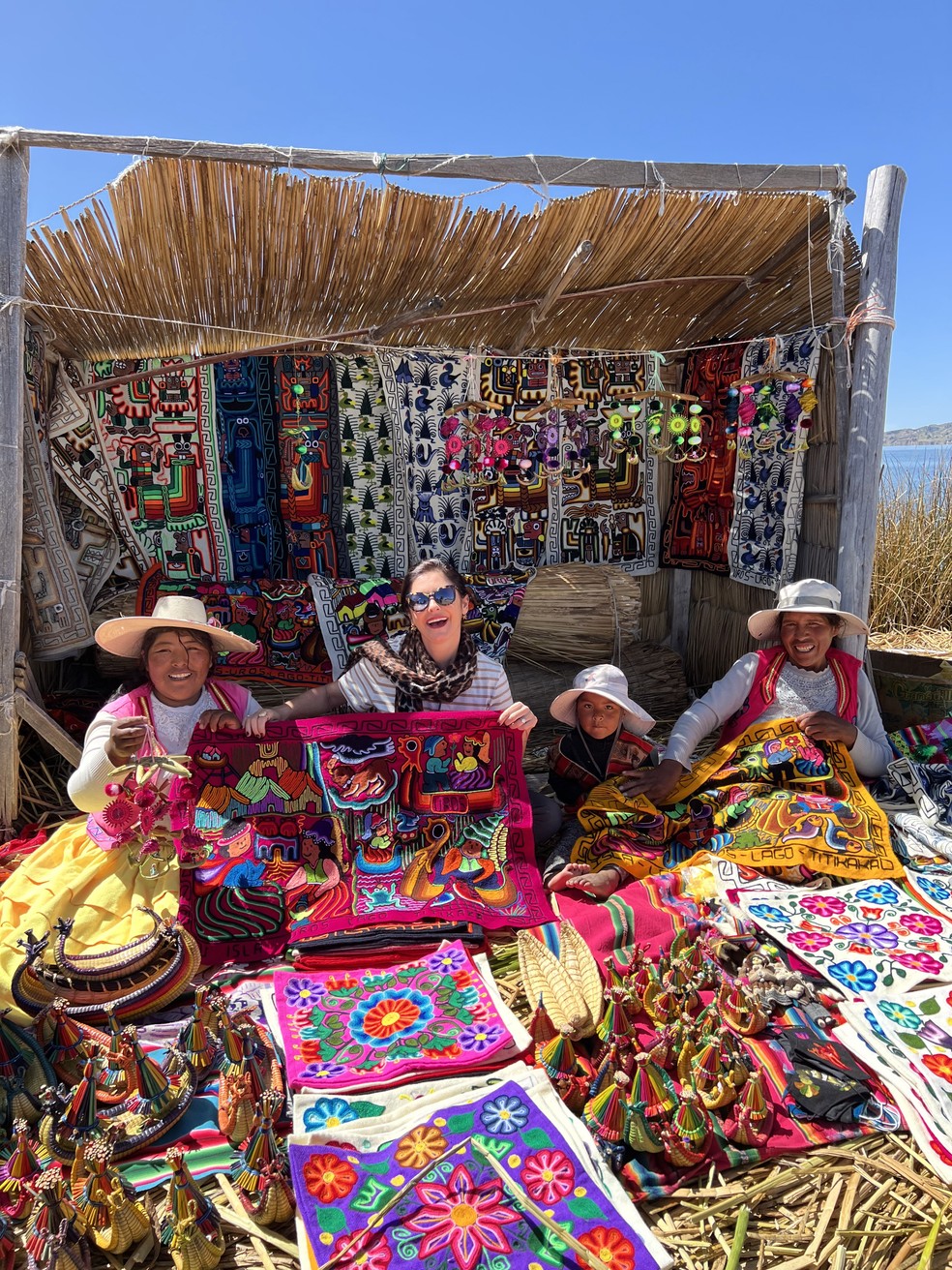 Turista profissional: Camilla Guebur em sua passagem pela região dos indígenas Uros, no lago Titicaca.  — Foto: Acervo pessoal