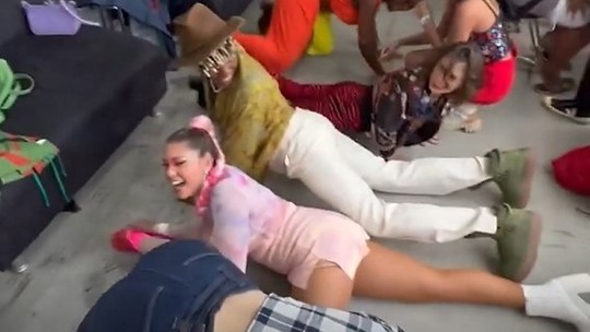 Apresentadoras dançam 'Envolver', de Anitta, nos bastidores do Lollapalooza; assista!