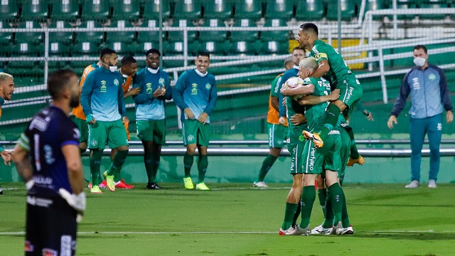 Jogadores da Chapecoense comemoram gol de Anselmo Ramon diante do Confiança