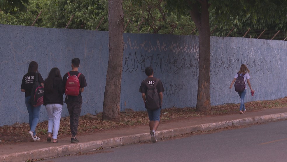 Alunos a caminho de escola em Taguatinga no DF, em imagem de arquivo. — Foto: TV Globo