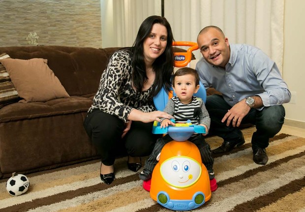Reginaldo, funcionário da Bayer, ao lado da esposa Sandra e do filho de 11 meses, Gustavo (Foto: Acervo Pessoal)