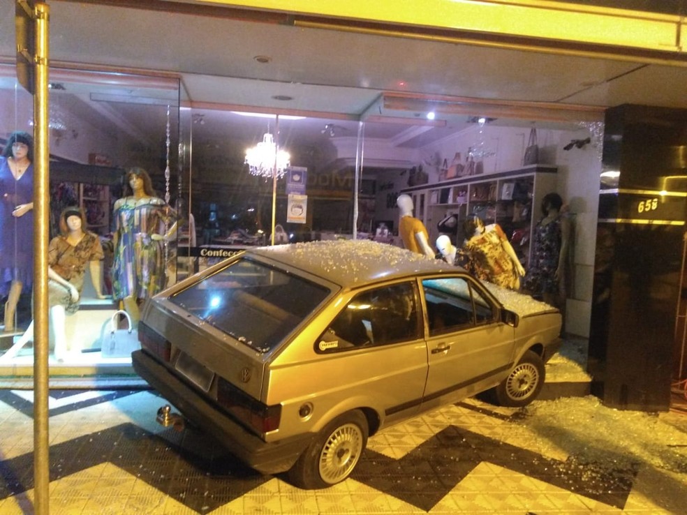 Carro invadiu loja em Junqueirópolis nesta sexta-feira (23) — Foto: Christian Júnior