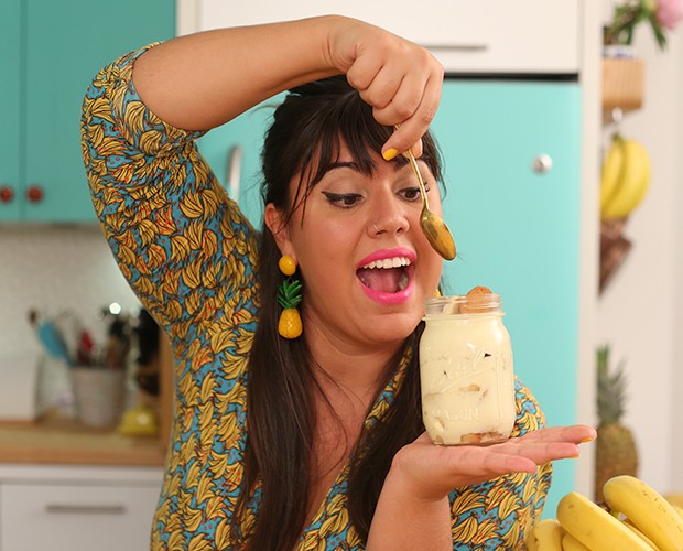Raiza Costa não resiste e saboreia o delicioso Banana Pudding (Foto: Gshow)