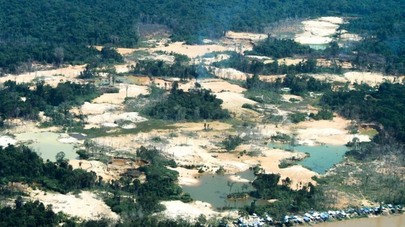 Danos provocados pelo garimpo ilegal na região do rio Uraricoera, na Terra Indígena Yanomami (Foto: FUNAI via BBC News)