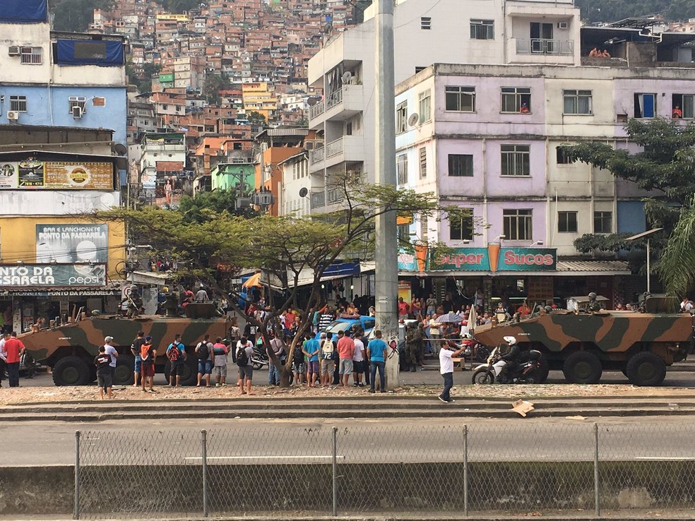 Tanques e blindados do Exército chegam à Rocinha (Foto: Fernanda Rouvenat/G1)