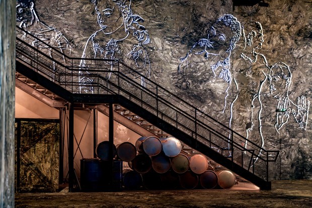 Museu digital de Paris surpreende com instalações do piso ao teto (Foto: Divulgação )