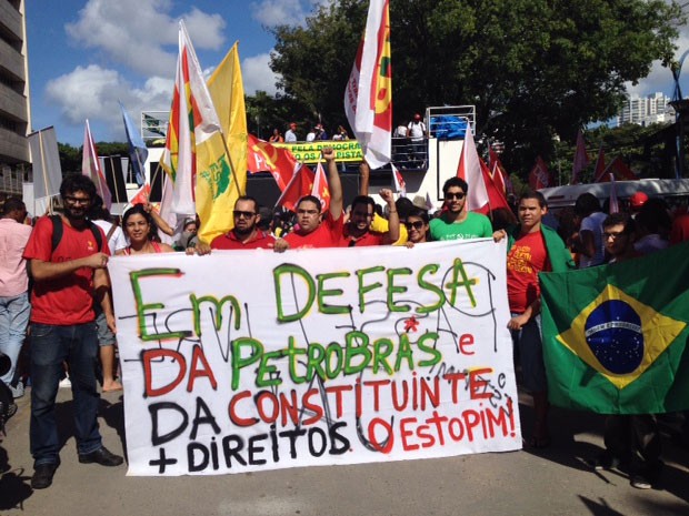 Integrantes de movimentos sociais e centrais sindicais fazem protesto em defesa da Petrobras  (Foto: Henrique Mendes/G1)