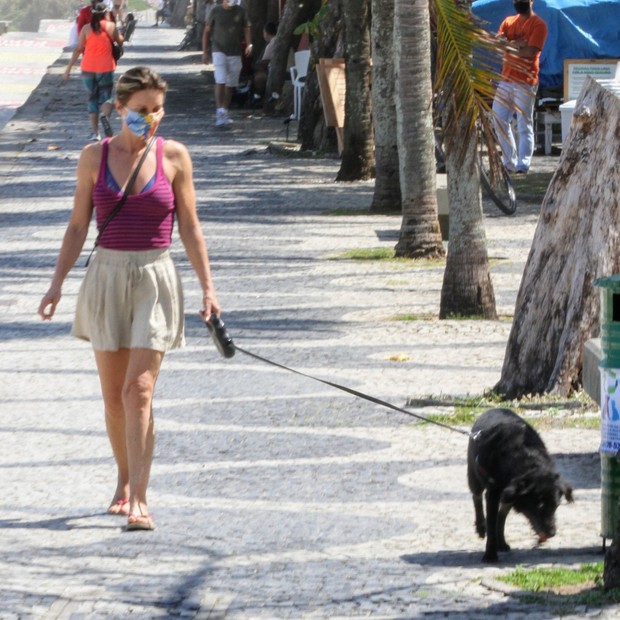 Paula Burlamaqui passeia com pet  no Rio (Foto: Rodrigo Adão/AgNews)