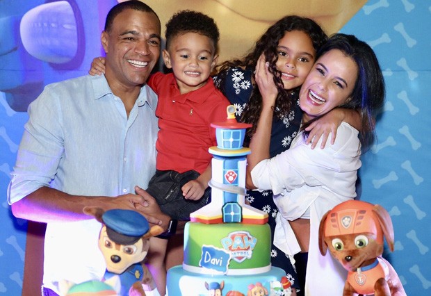Luciele Di Camargo e Denilson com os filhos (Foto: Manuela Scarpa/Brazil News?)