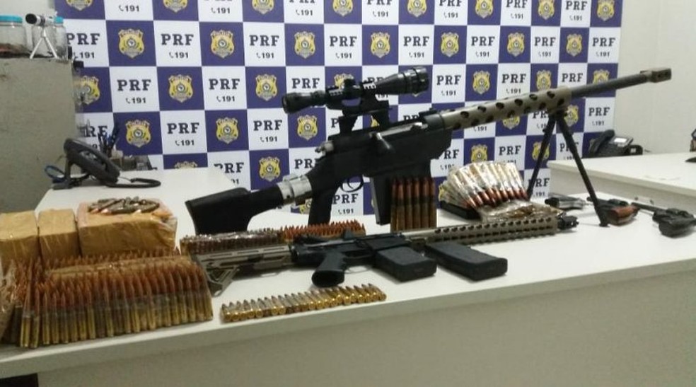 Metralhadora, fuzil e outras armas apreendidas em MS (Foto: PRF/DivulgaÃ§Ã£o)