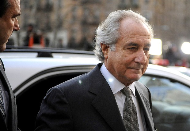 O ex-investidor americano Bernie Madoff durante julgamento do esquema fraudulento que levou dezenas a perder US$ 65 bilhões (Foto: Stephen Chernin/Getty Images)