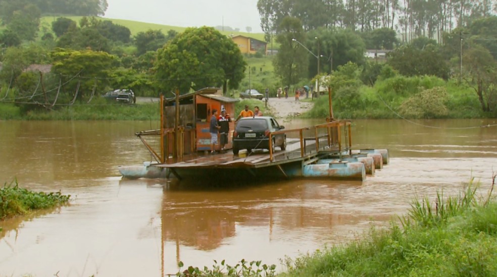 Balsa que faz travessia na Flora é interditada devido à subida do nível do Rio Verde, em Três Corações (MG) — Foto: Arquivo/Cedoc EPTV 