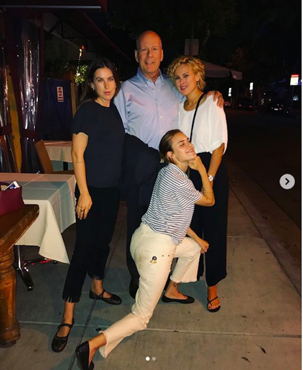O ator Bruce Willis com suas três filhas  com Demi Moore celebrando o aniversário de 30 anos de Rumer Willis (Foto: Instagram)