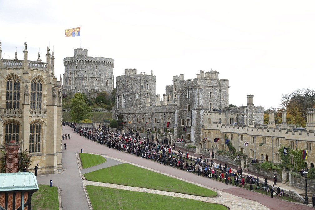PÃºblico acompanha o casamento da princesa Eugenie e do empresÃ¡rio Jack Brooksbank no Castelo de Windsor â€” Foto: Andrew Matthews, Pool via AP