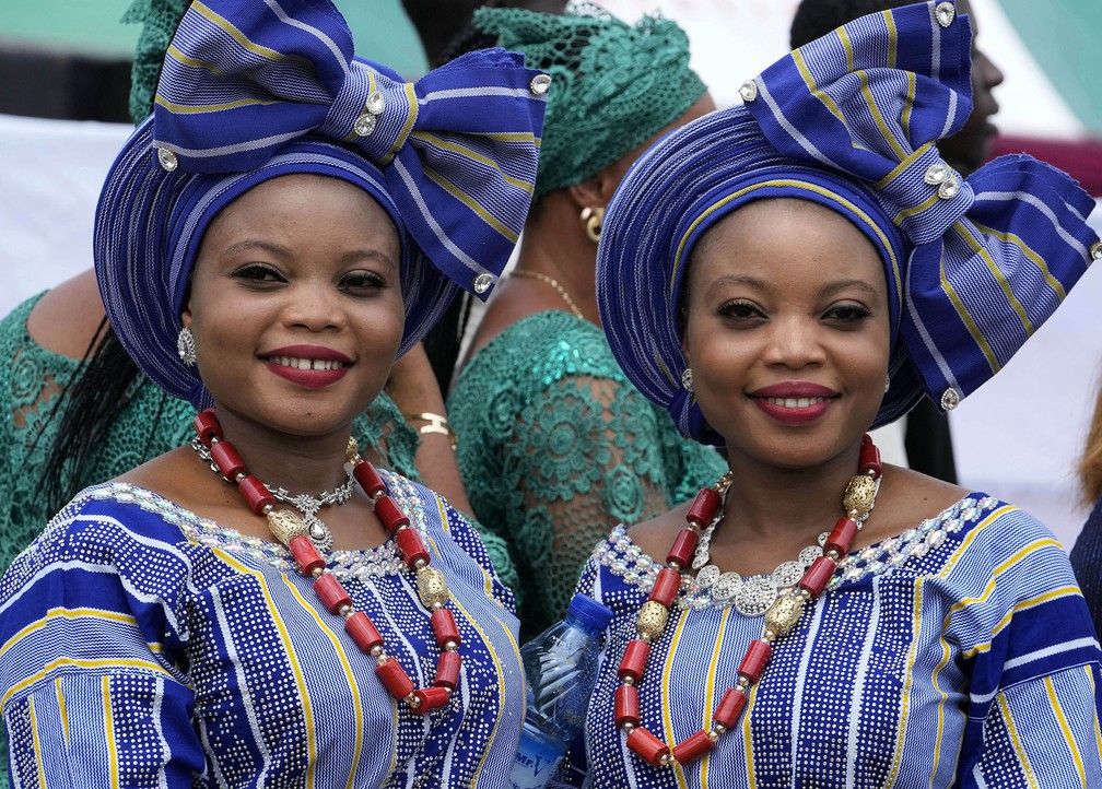 Obasekore Damilade e Obasekore Damitola, de 28 anos, participantes do 12º festival de gêmeos de Igbo-Ora, cidade no sudoeste da Nigéria, que celebra anualmente a alta incidência de gêmeos entre seus habitantes — Foto: Sunday Alamba/AP