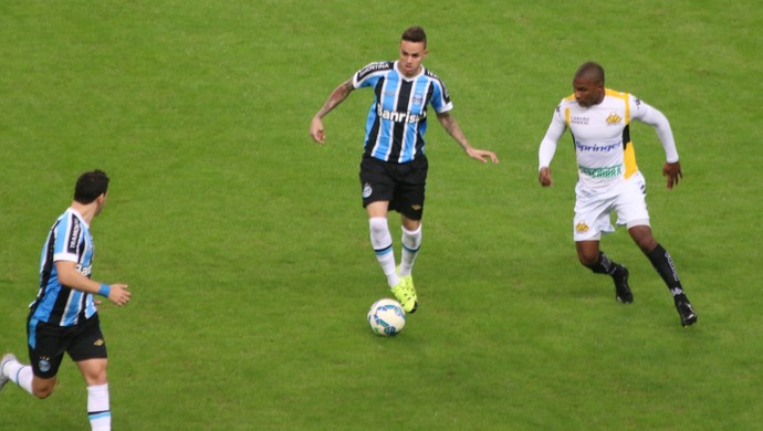 Capitão do Grêmio, Maicon afirma que auxiliar admitiu erro após anular gol