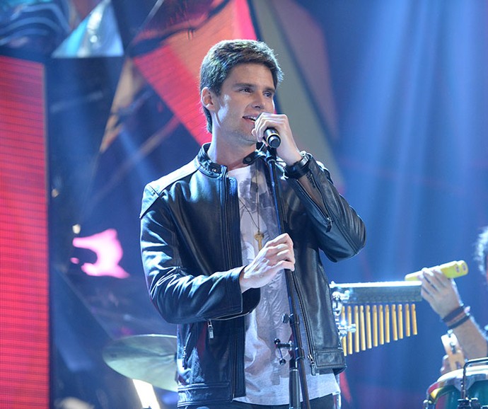Jonatas Faro começou a carreira também cantando (Foto: Zé Paulo Cardeal / TV Globo)