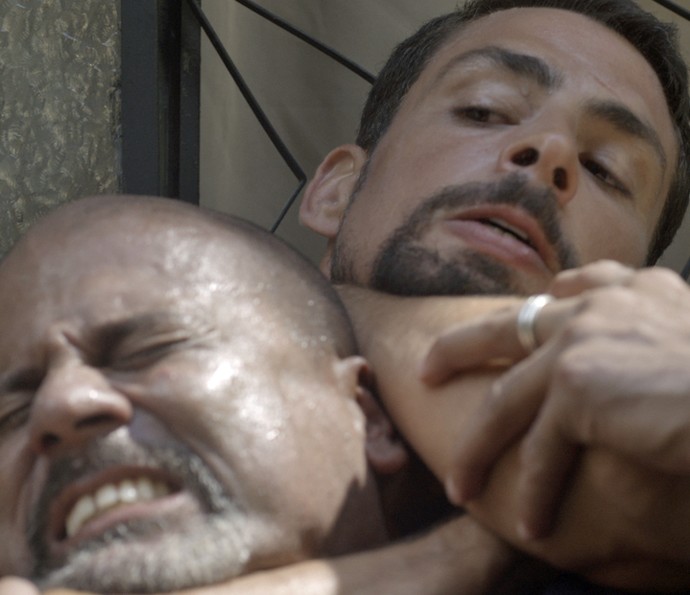 Juliano salva o policial (Foto: TV Globo)