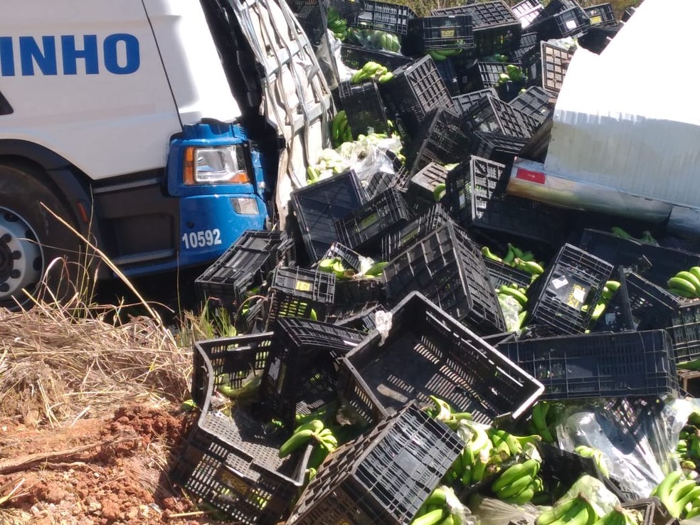 Carga de banana ficou espalhada — Foto: Polícia Militar Rodoviária/Divulgação