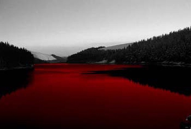 O lago ganhou o apelido de “Blood Lake” (Lago de Sangue) (Foto: Divulgação)