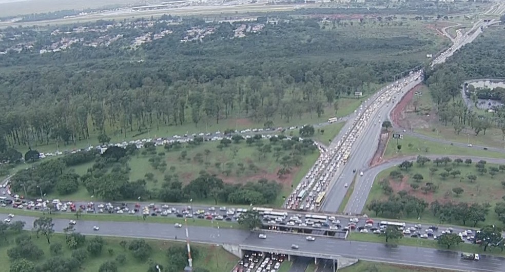 TrÃ¢nsito congestionado prÃ³ximo ao EixÃ£o Sul, em BrasÃ­lia (Foto: TV Globo/ReproduÃ§Ã£o)