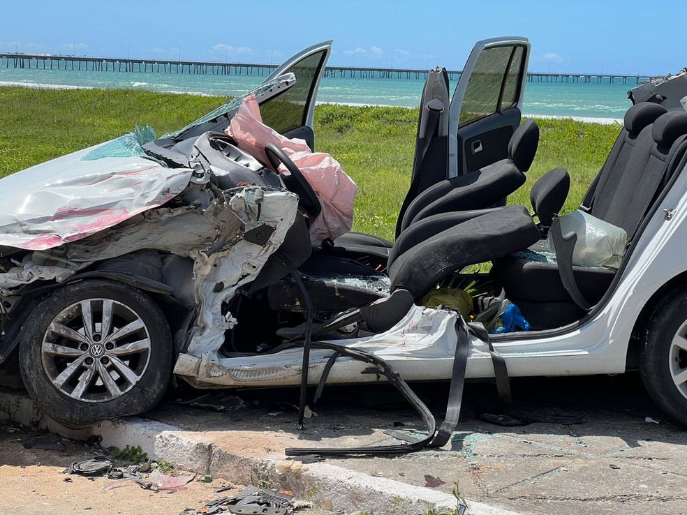 Parte de cima do carro precisou de cortada para retirar as vítimas das ferragens — Foto: Karla Vilela/TV Gazeta