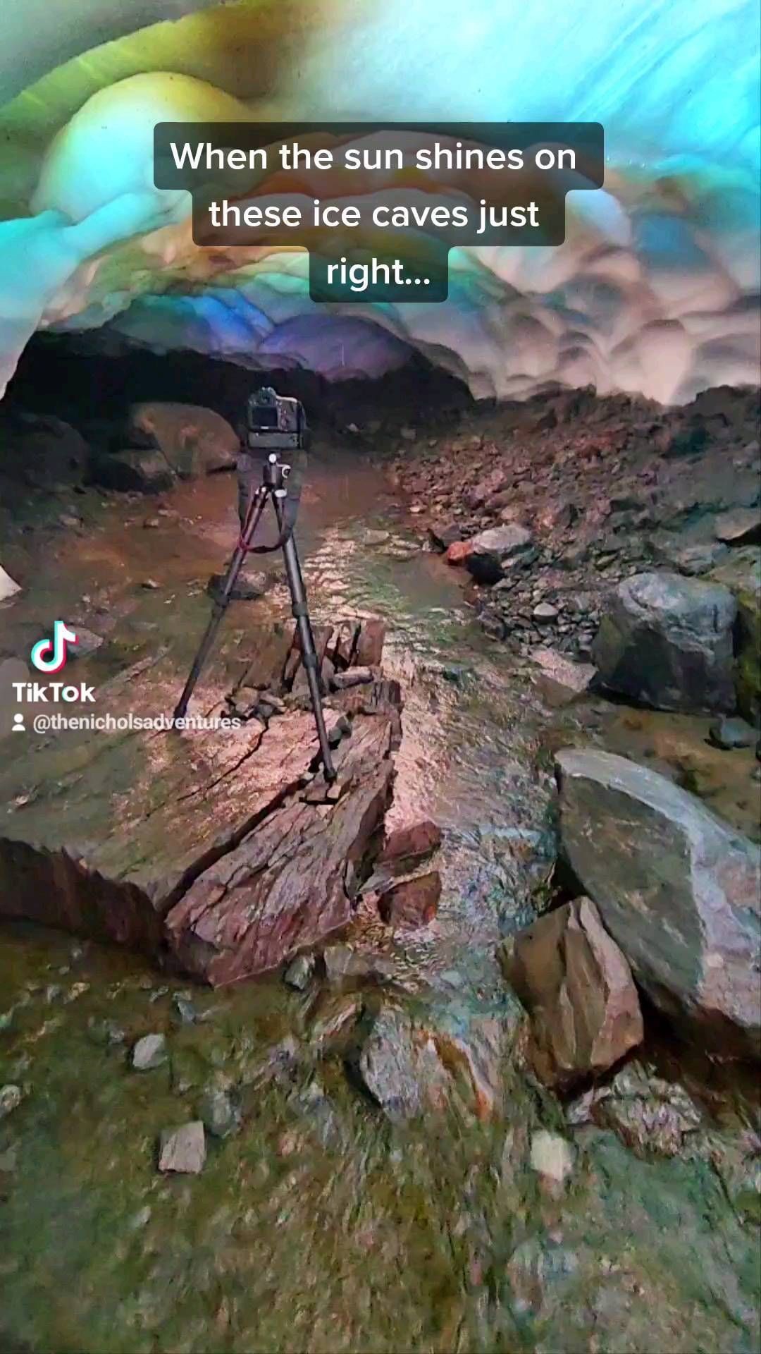 Fotógrafo capta arco-íris em caverna de neve nos EUA (Foto: reprodução instagram)