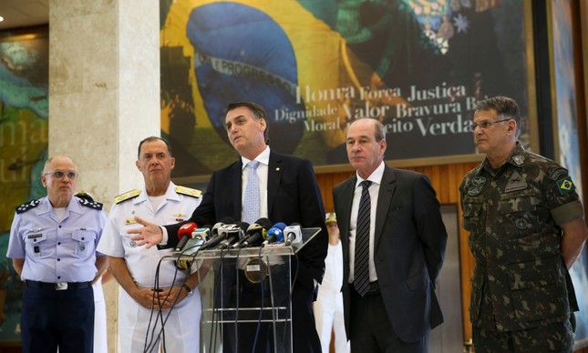 Bolsonaro com o ex-ministro da Defesa, Fernando de Azevedo e Silva, na ocasião em que apresentou os três chefes das Forças Armadas que estão deixando os cargos