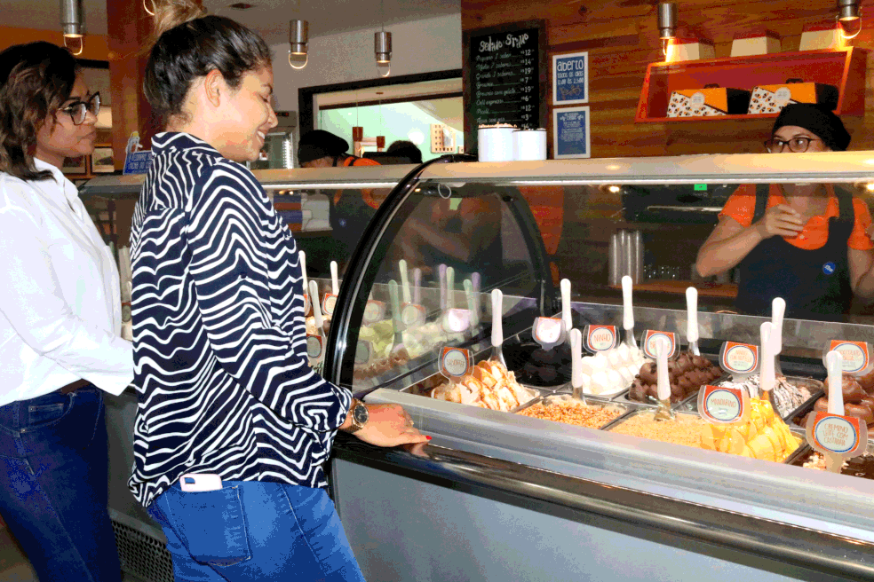 Amigas experimentaram sorvetes com sabores diferentes — Foto: Gilcilene Araújo/G1