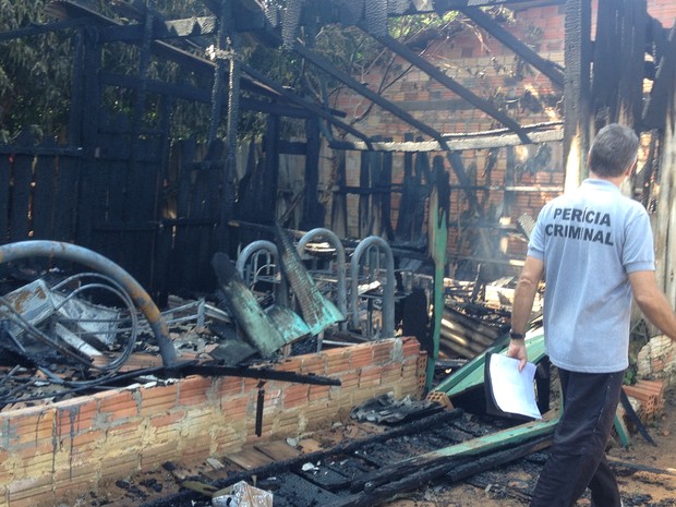A perícia esteve na casa que foi totalmente destruída para descobrir as causas do incêndio. (Foto: Júnior Freitas/G1)