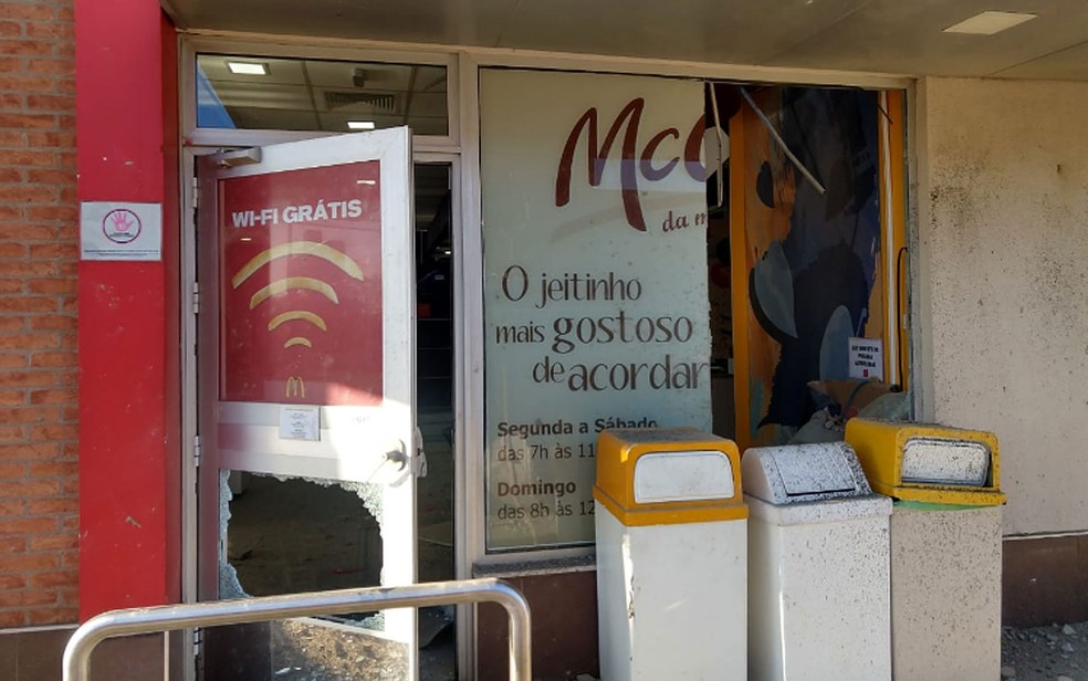 Porta do McDonald's de Sumaré danificada — Foto: Johnny Inselsperger/EPTV