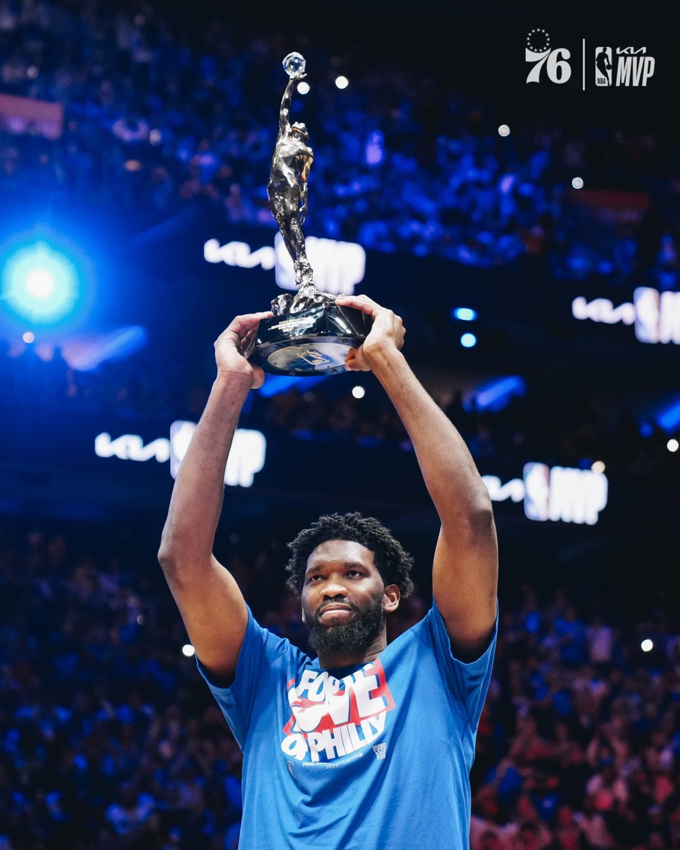 Embiid recebe troféu MVP  — Foto: Divulgação