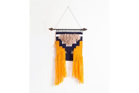 Tapeçaria decorativa, fios de lã, haste e metal, 26 x 60 cm, da designer de moda Luiza Caldari, no Ateliê Luiza Caldari, R$ 220
